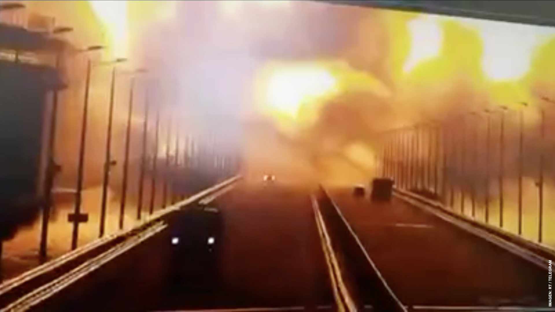 Explosión destruye un tramo del puente de Crimea