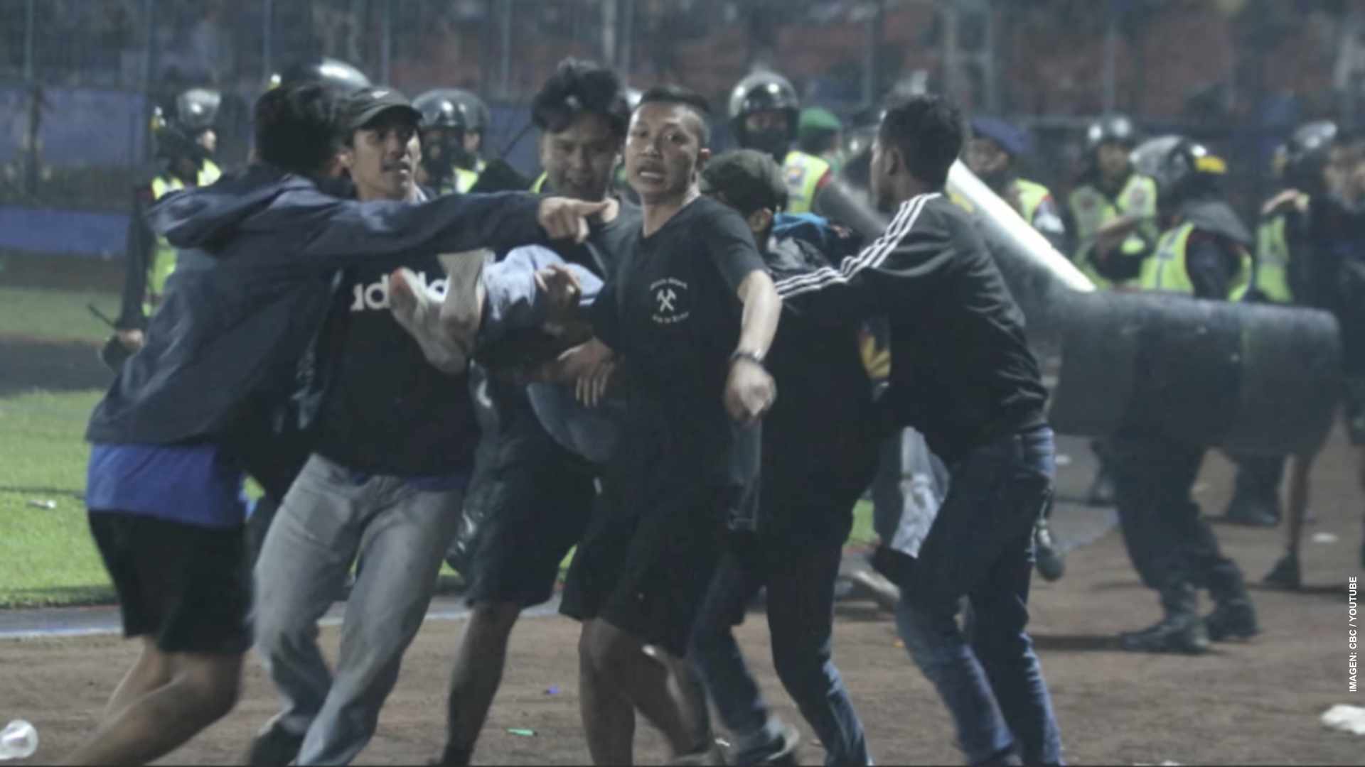 Tragedia en fútbol de Indonesia; mueren 174 en riña